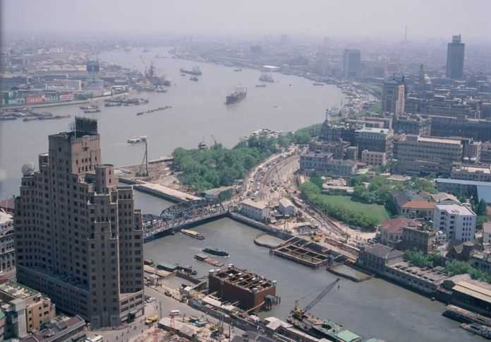 1990年，建設中的吳淞路閘橋