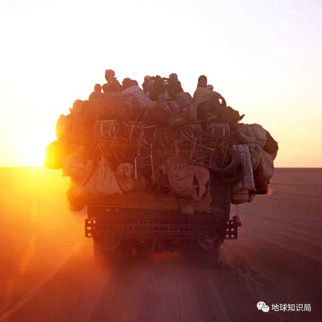 （西非難民穿越撒哈拉沙漠前往歐洲 圖：壹圖網）