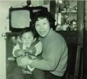 5160671985d9ffebd4da1c13cccd2a3320473f24 由一高一矮兩個櫃子組成的玻璃櫥