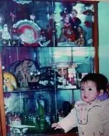 6584ea498682f85e73a2ff4c011db3666166d8e6 甘女士的女兒在玻璃櫥前