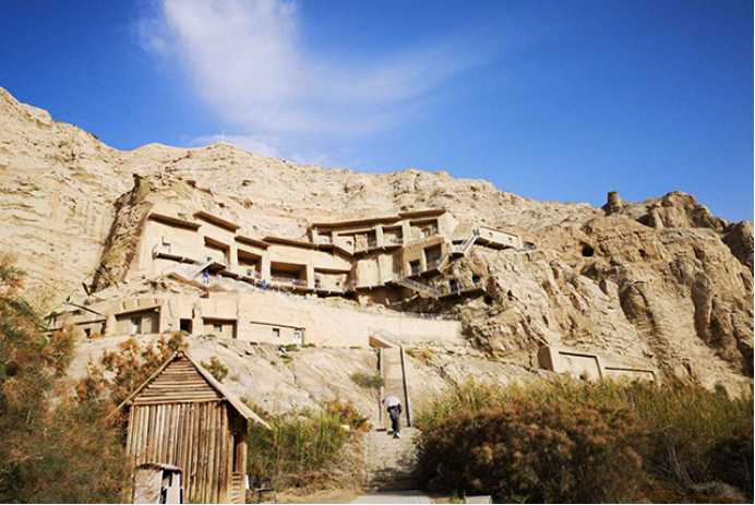 70fea521647ce7604b414da8154069d48ee8b30b 今新疆拜城縣的石窟遺蹟,可見佛教曾在西域十分興盛