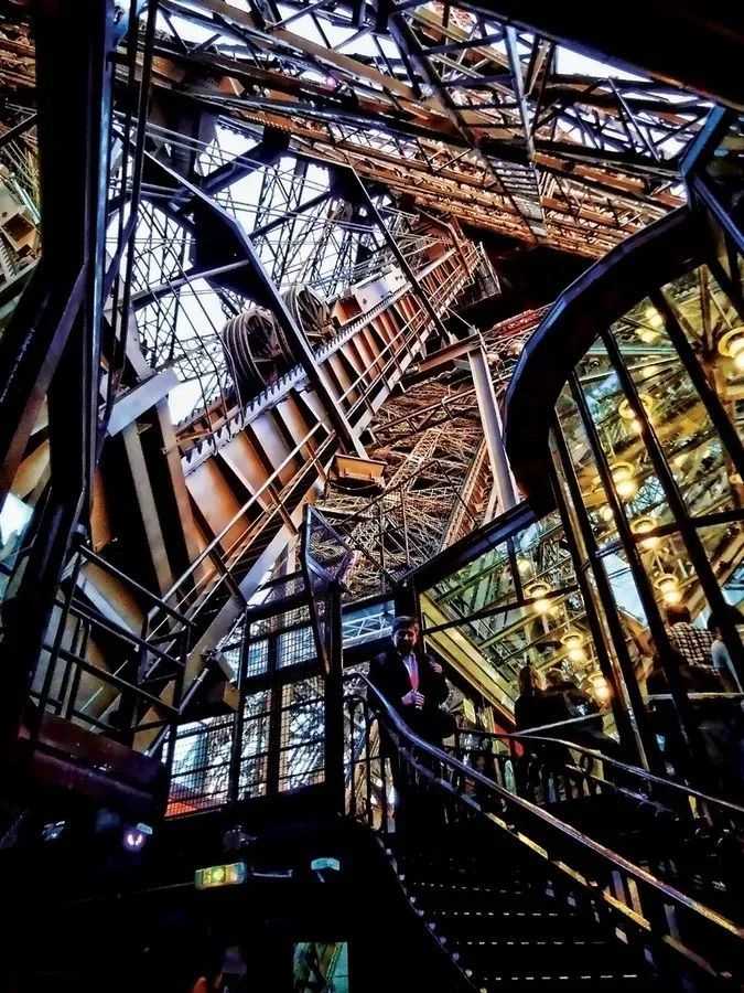 埃菲爾鐵塔內部視角