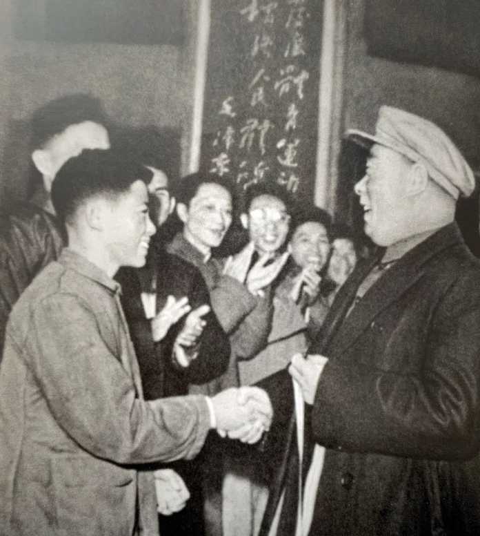 陳毅（右）與15歲的胡榮華（左）交流