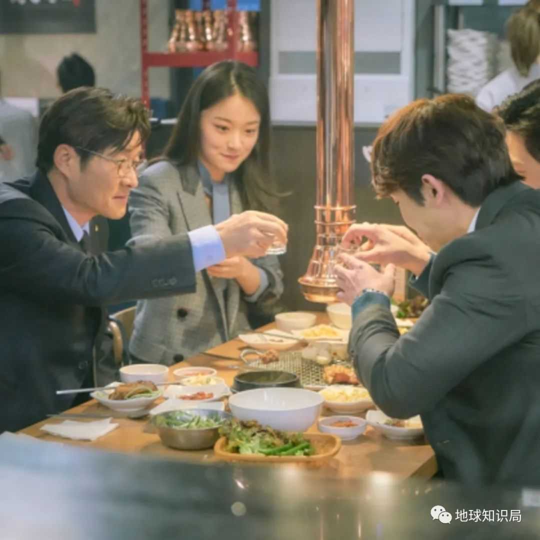 fa23e987baa09726d53c2073e1524af2c1951a02 比如和上司吃飯,下屬必須畢恭畢敬