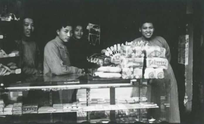 霞飛坊弄口的小店周海嬰 攝