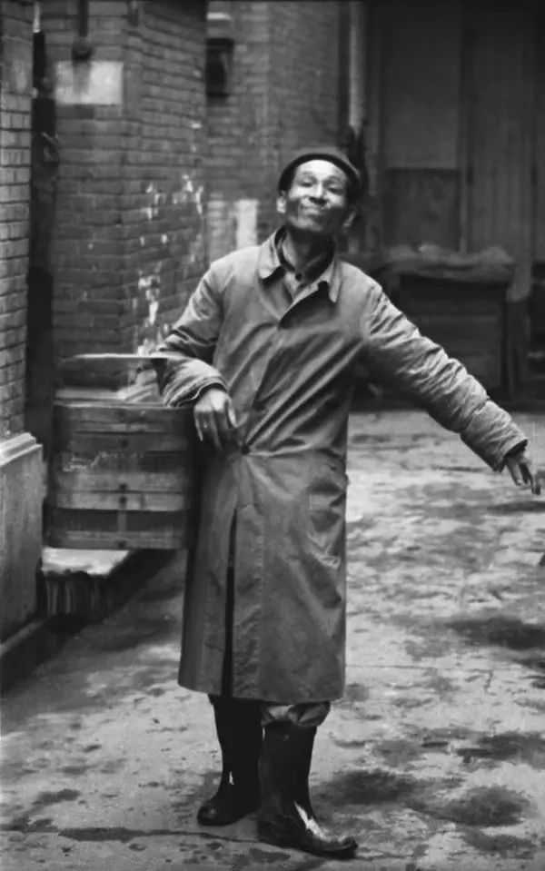 霞飛坊內快樂的小販周海嬰 攝