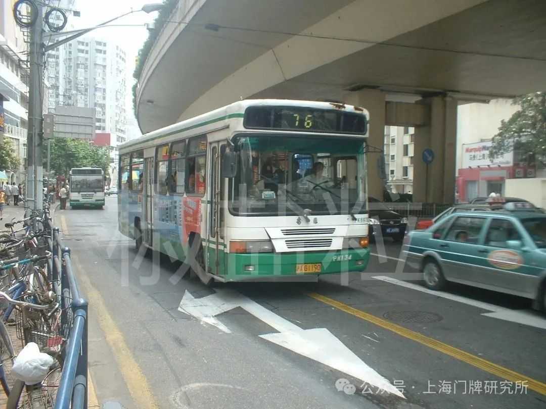 6e812f24589fe9d34e6451beb8327b5ce4b45eb7 76路站牌(朱達藝 攝,2005)