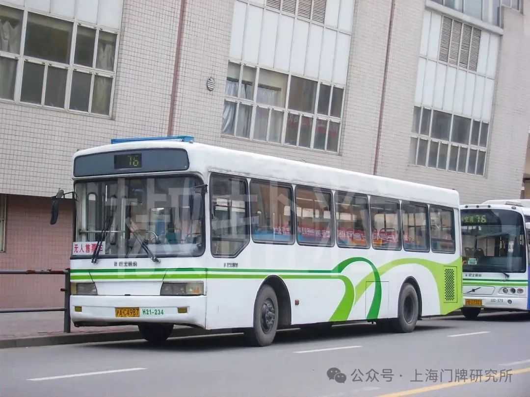 acb7178aa945e73bdf53d41e4b585073322f733f 76路站牌(賀佳偉 攝,2006)