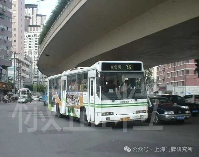 e705f0057879964574131471b8621c6aa76bbafd 76路站牌(賀佳偉 攝,2004)