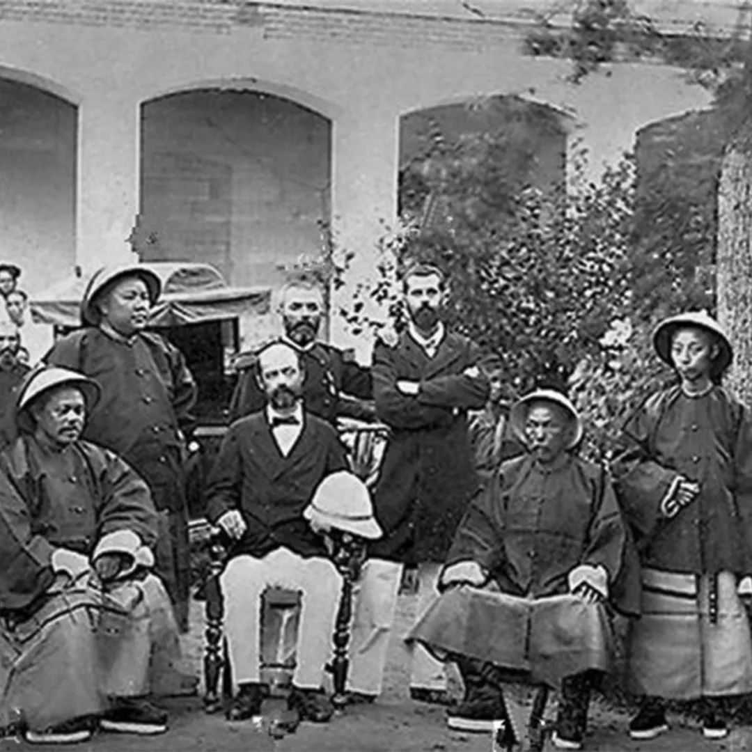 （簽署條約後的李鴻章與巴特納 圖：wiki）