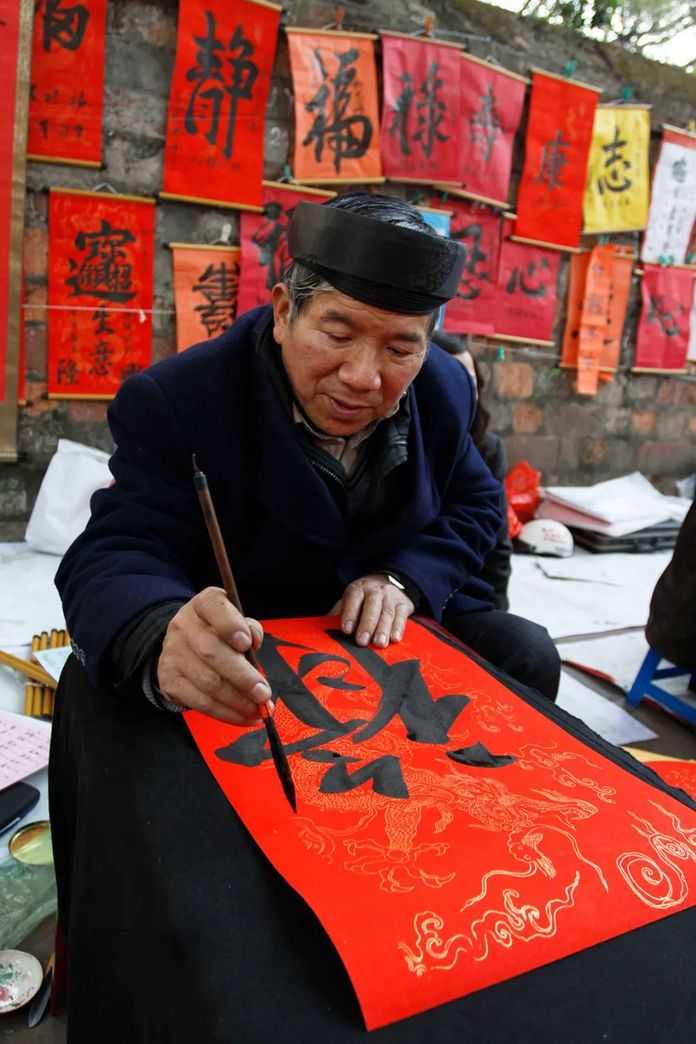 （老人在河內文廟寫漢字「祿」 圖：wiki）