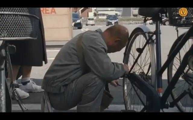 b678e1a72f7e91d44ec96f8be7b690546cce20f0 ,專門在停車場扎別人腳踏車輪胎