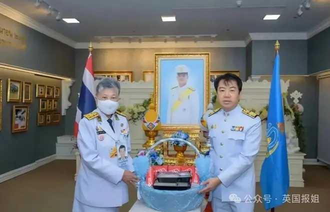 cfc90122192199ce42100c54ee3f1524688a6f0c 左上方是老泰王,右上方是泰王十世