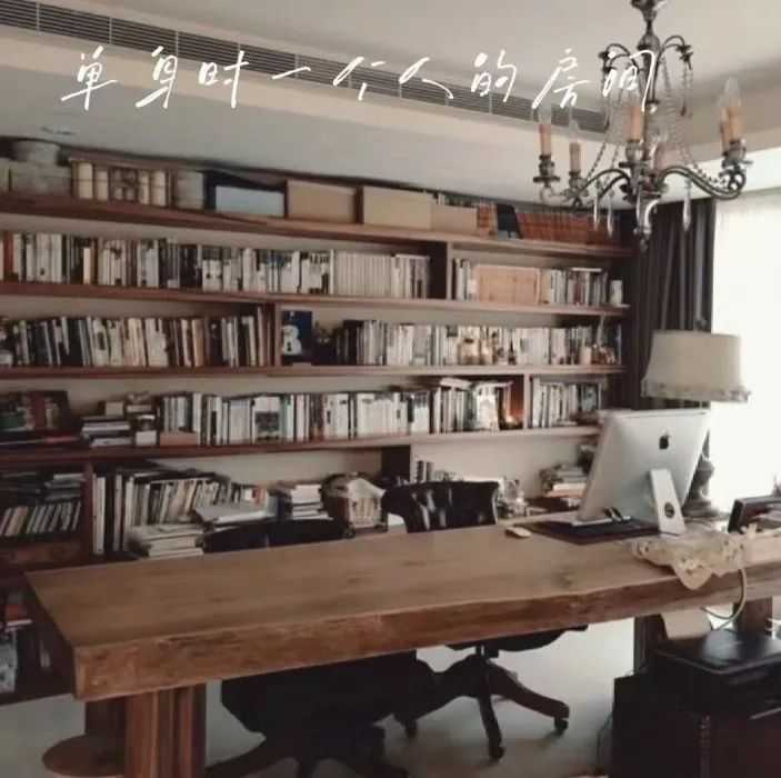 單身時伊能靜的書架