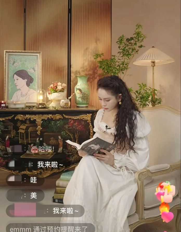 伊能靜在直播間中